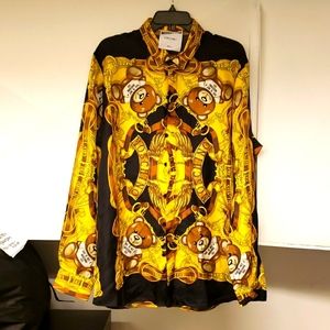 100% Silk Mens Moschino size it56 collar 18 black/gold